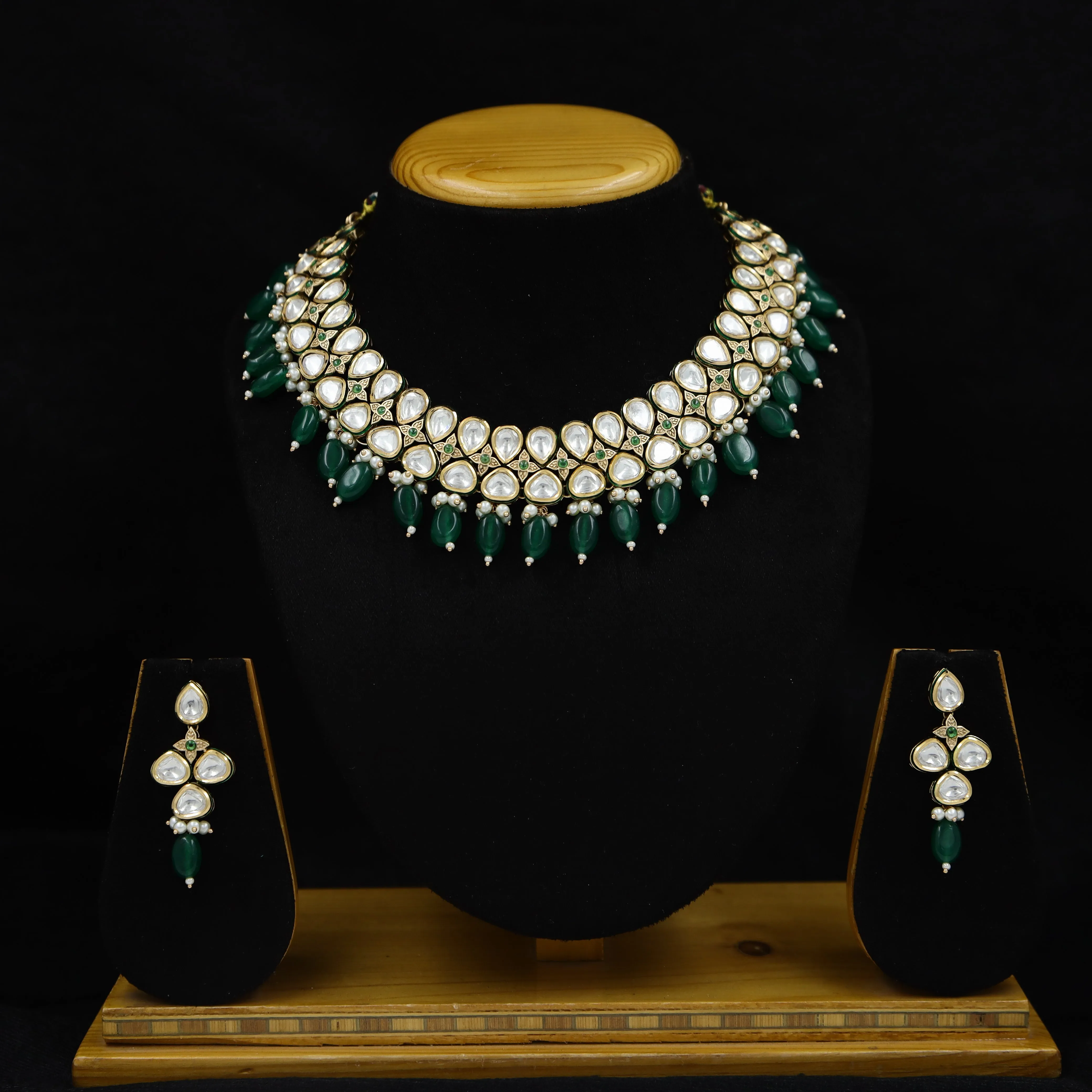 Round Neck Kundan Necklace Set 10123-4