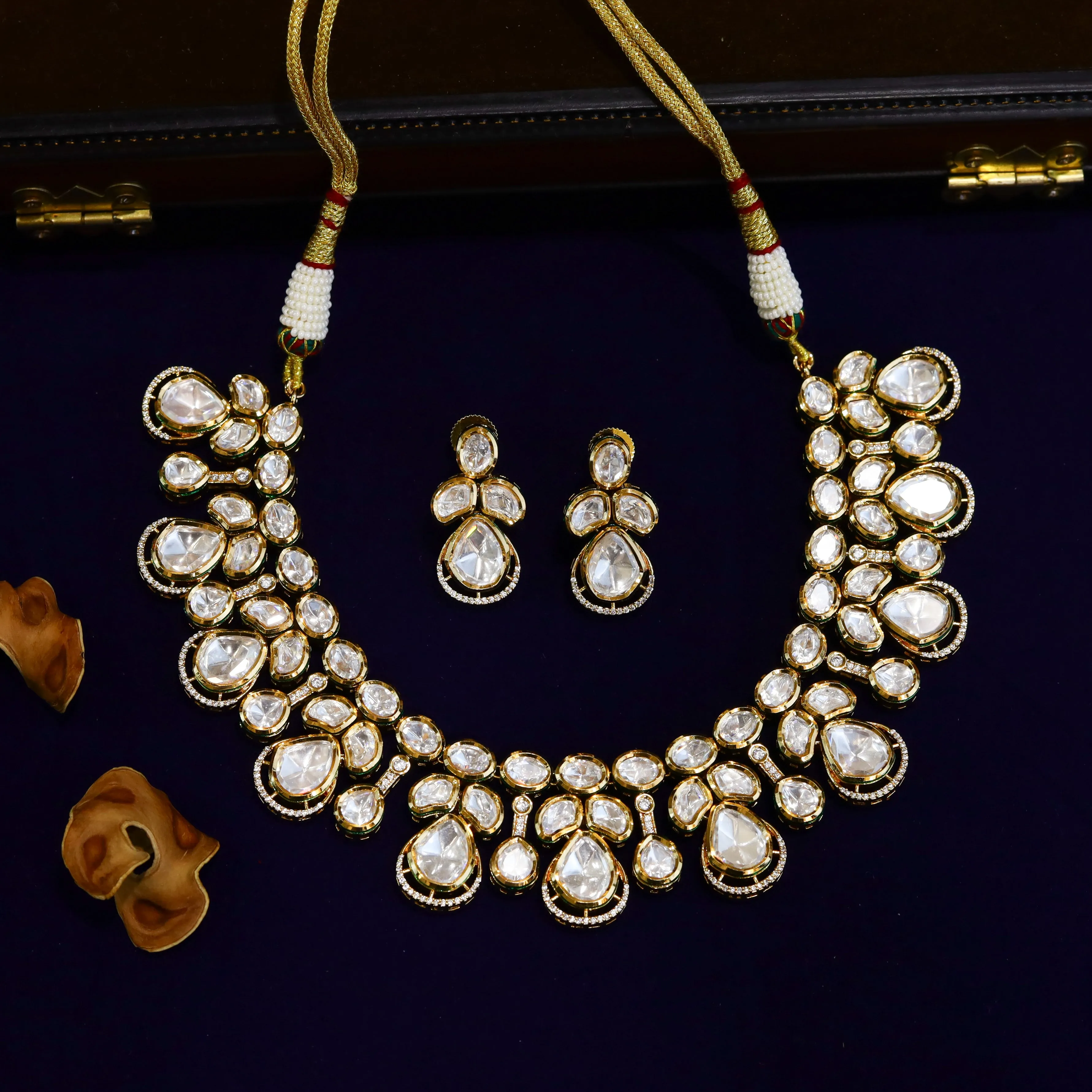 Round Neck Kundan Necklace Set 13964-68
