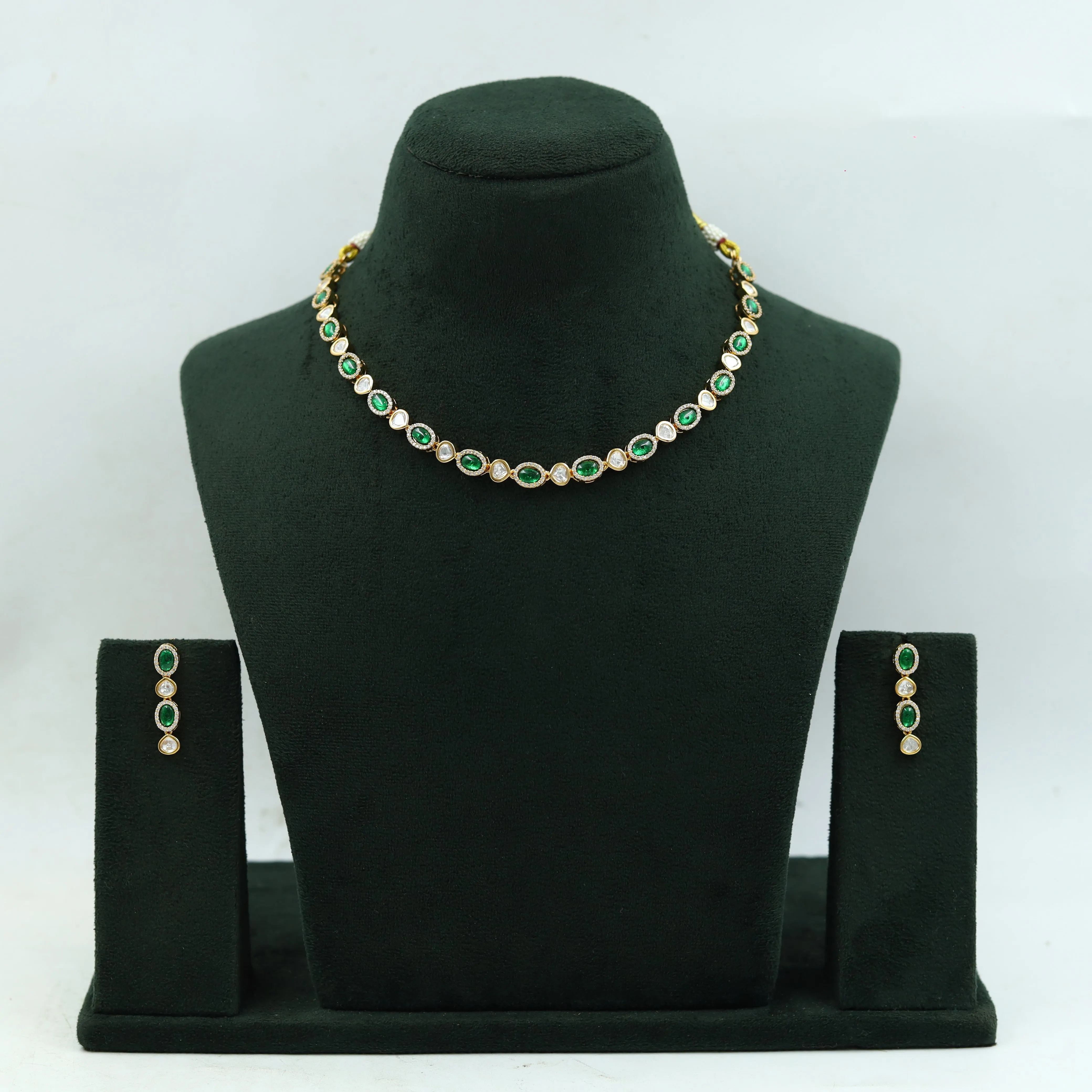 Round Neck Kundan Necklace Set 15190-68