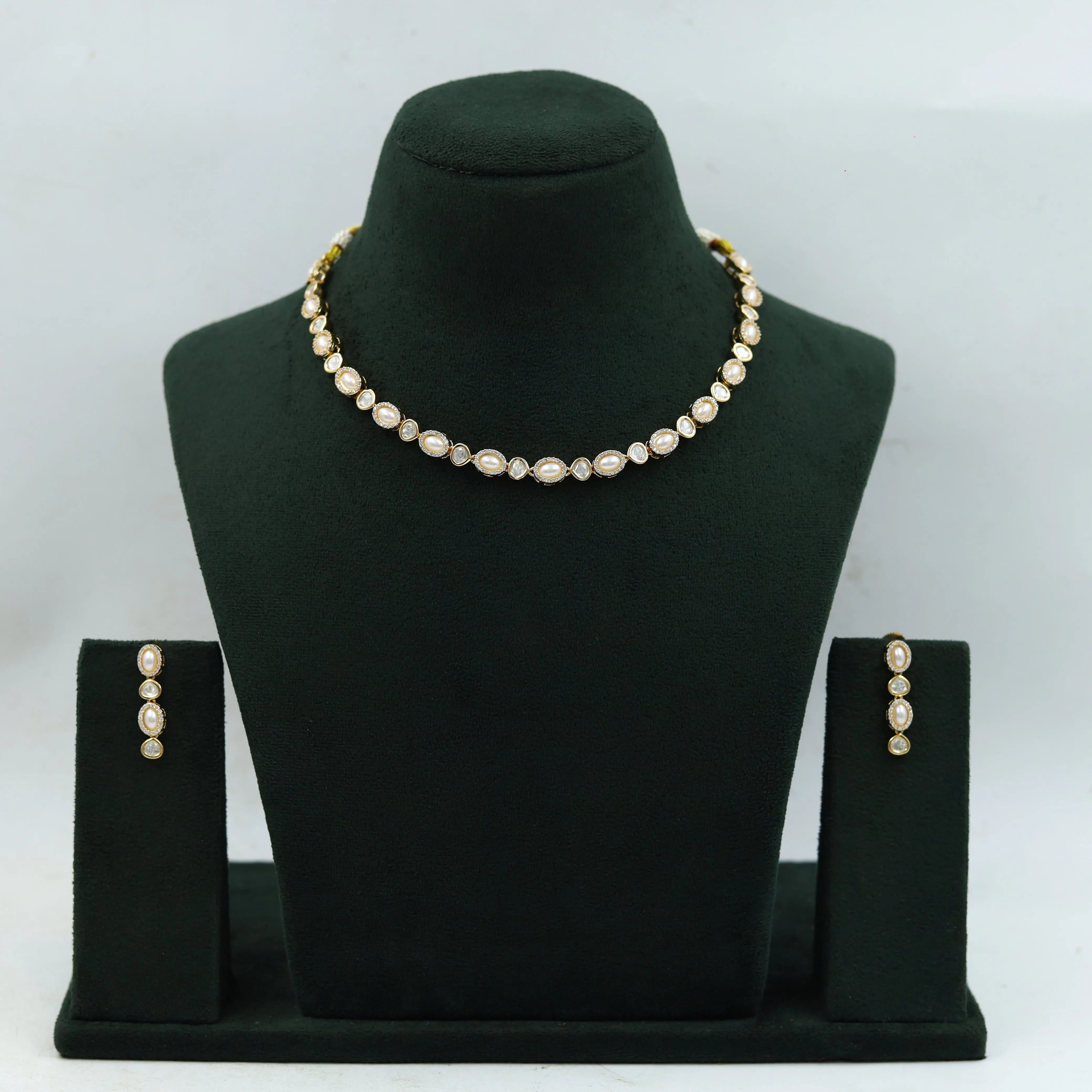 Round Neck Kundan Necklace Set 15190-68
