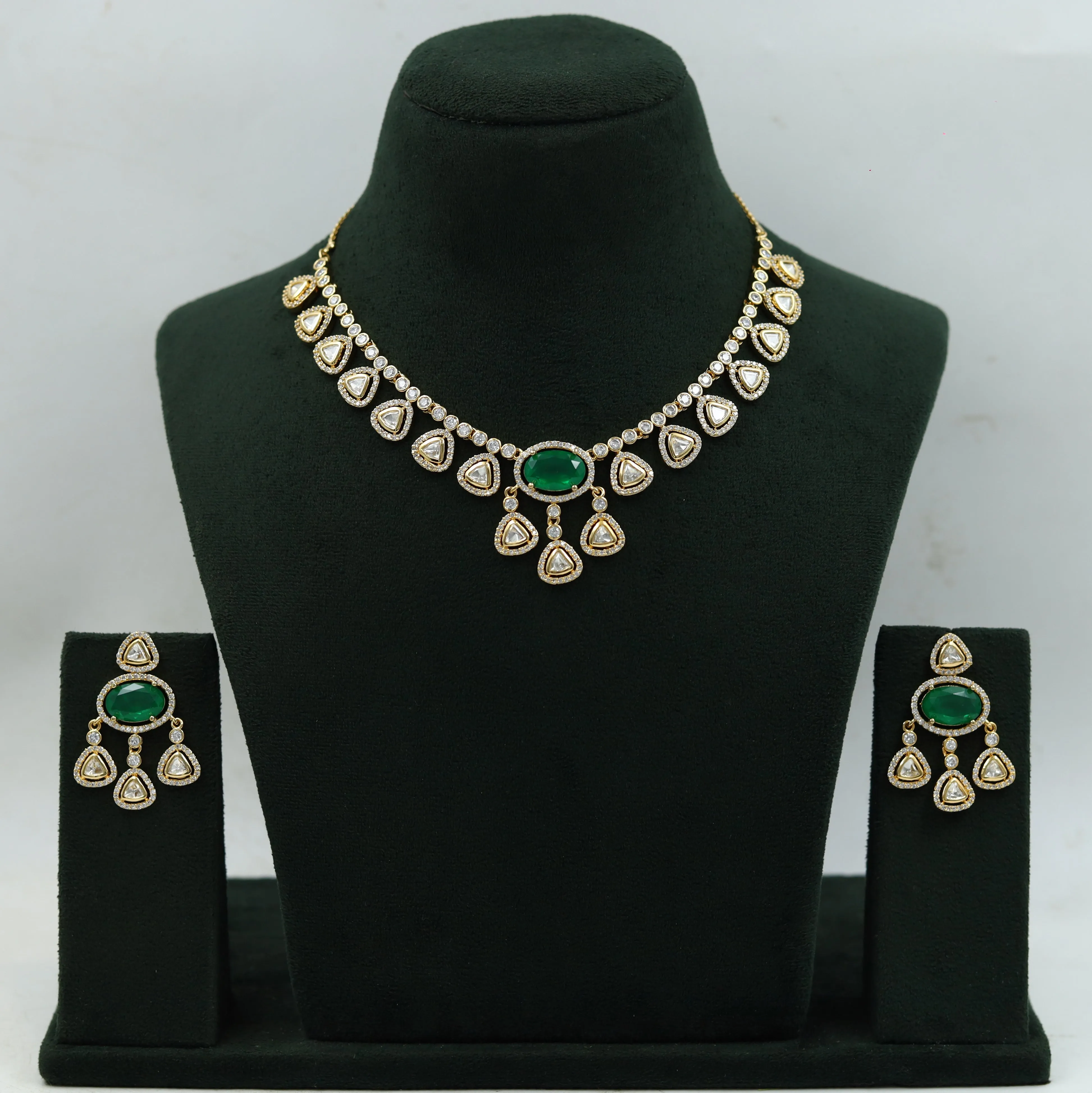 Round Neck Kundan Necklace Set 15200-68